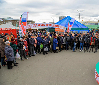Белорусы накормили мэра Новосибирска солёными огурцами