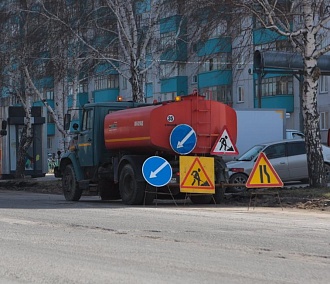 Подлили горяченького: в Новосибирске ставят заплатки на разбитых дорогах