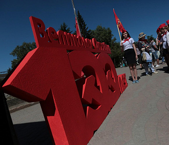 Первомайский сквер стал красным в День правды