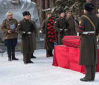 Останки красноармейца похоронили спустя 76 лет в Новосибирске