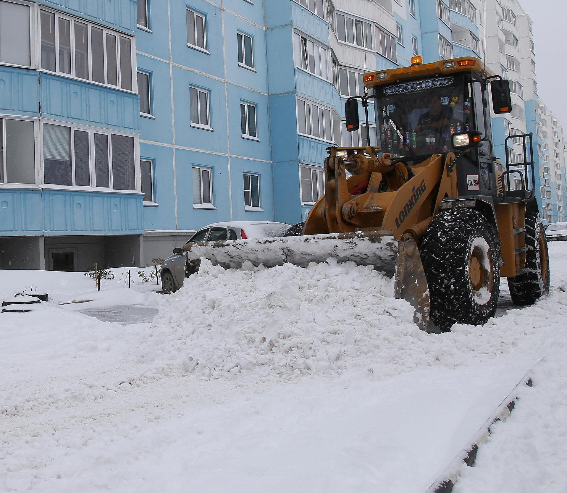 Больше сотни нарушений при уборке дворов выявили в Новосибирске