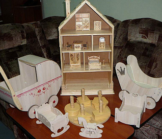 Осужденные колонии смастерили для своих детей деревянные игрушки