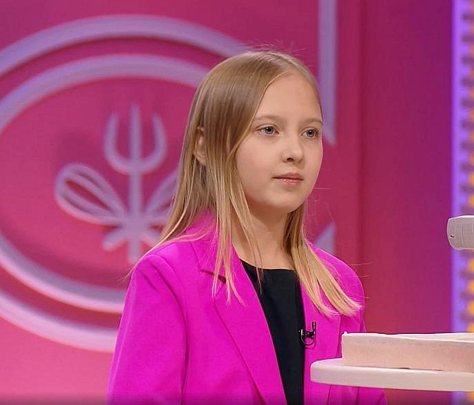 Торт в виде кроссовок принесла новосибирская школьница на кулинарное шоу