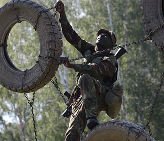 Солдаты-африканцы прошли тропой разведчика под Новосибирском
