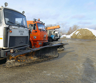 Весна пришла, а снег не кончается: как идёт уборка дорог в Новосибирске