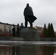 Гранитные плиты заменят у памятника Ленину в центре Новосибирска