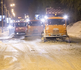 На случай снегопадов в Новосибирске начала дежурить специальная техника
