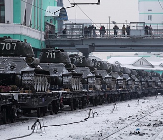 Многолюдным перроном встретил Новосибирск лаосские танки Т-34