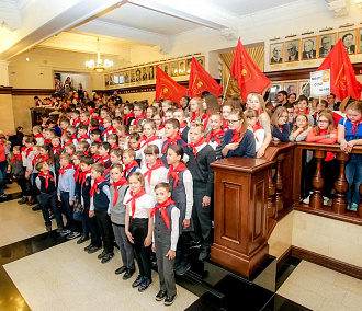 500 школьников Новосибирска вступили в пионерские ряды