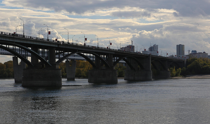 Во славу Октября: коммунальный мост отмечает годовщину со дня открытия