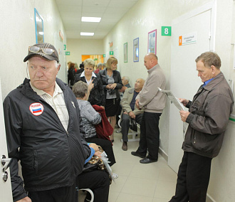 Пациенты с четырёх утра стоят в очереди в поликлинику Новосибирска