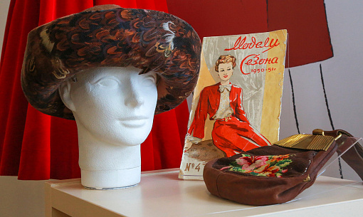 Модную «оттепель» 1950-х с веерами и шляпками вспомнили в Новосибирске