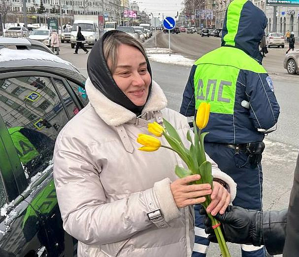 Сотрудники ГИБДД вручают женщинам-водителям цветы в Новосибирске