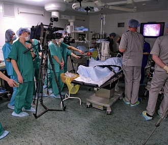 Новосибирские врачи впервые в России ввели кардиостимулятор через артерию