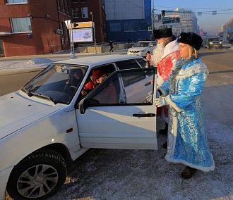 Полицейский Дед Мороз раздавал мороженое в центре Новосибирска