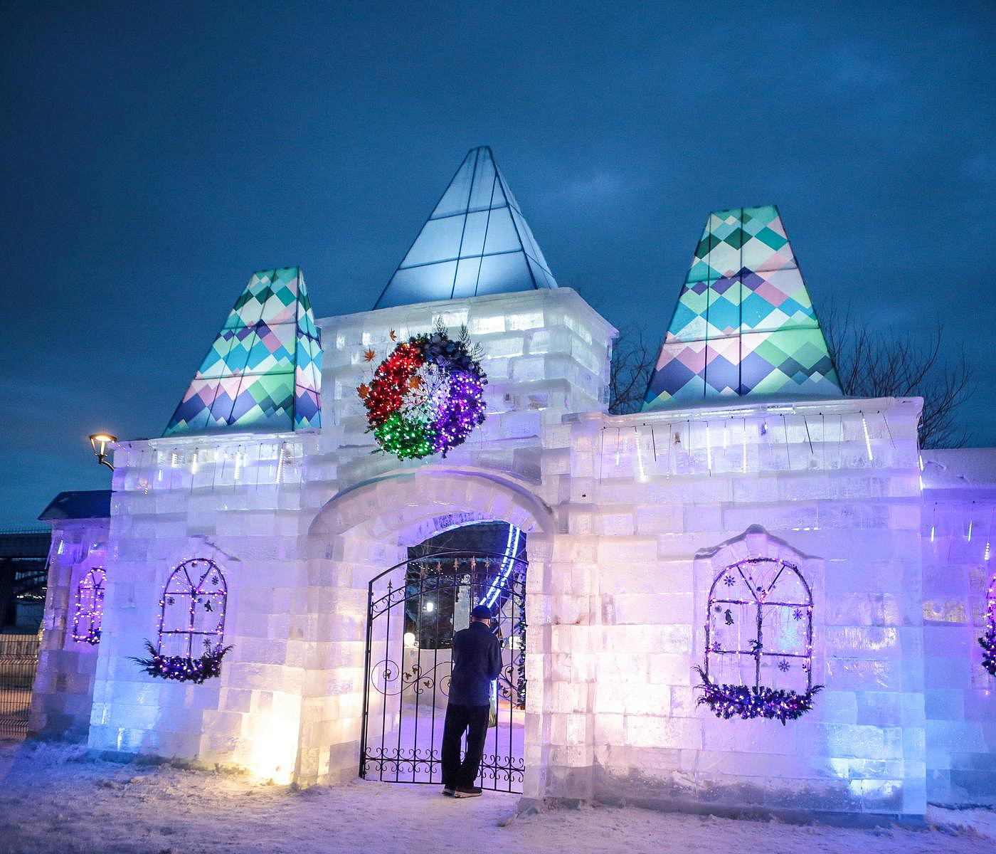 Ледовый городок «Времена года» открыли на набережной в Новосибирске