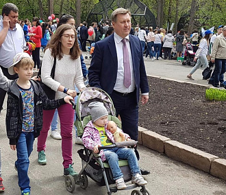 Мэр Локоть сходил с женой и внучкой в зоопарк на День защиты детей
