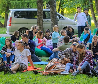 Кино на траве и граффити на троллейбусе: чем живёт молодёжь Новосибирска