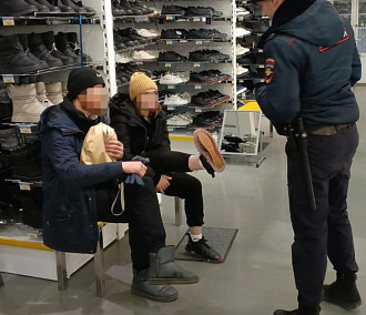 Беззаботная парочка попыталась стащить сапоги из магазина в Новосибирске