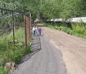 Проблемную дорогу до Академгородка вдоль теплотрассы отсыпали гранулятом