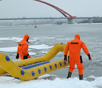 Специалисты МАСС отрабатывают спасение тонущих рыбаков на льду