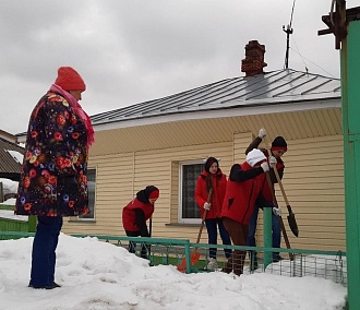 Тимуровцы чистят дворы пенсионеров после аномально снежной зимы