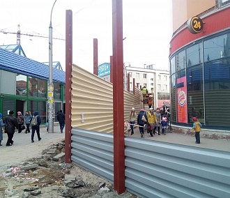 На площади Маркса начали демонтаж крытого рынка ТЦ «Гранит»