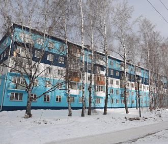 Новосибирец раскрасил хрущёвку в цвета хоккейной «Сибири»