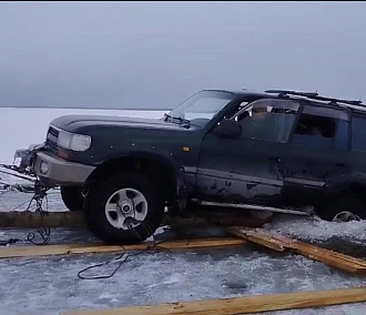 Водолаз рассказал, как спасали провалившийся под лёд Обского моря джип