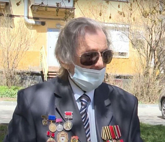 96-летний новосибирский ветеран станцевал под саксофоны в своём дворе