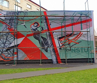 Электромонтёр из 1970-х годов стал героем граффити на фасаде НГТУ