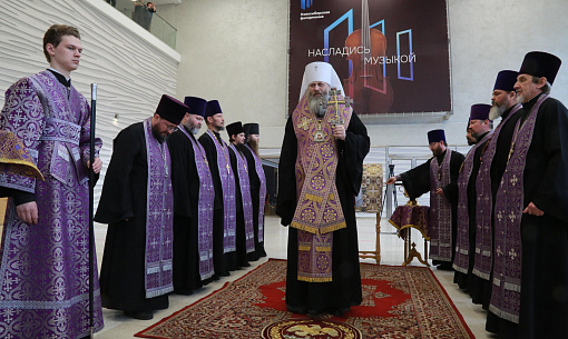 Митрополит Никодим освятил концертный зал Каца в Новосибирске