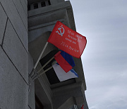 Знамёнами Победы украсили здание мэрии в Новосибирске