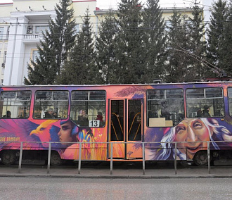 13-й трамвай раскрасили сказочными граффити в Новосибирске