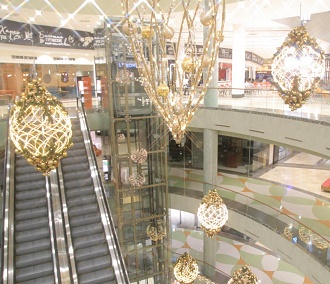 Торговые центры Новосибирска по ночам украшают к Новому году