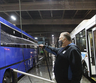 Как дезинфицируют автобусы на самом крупном ПАТП Новосибирска