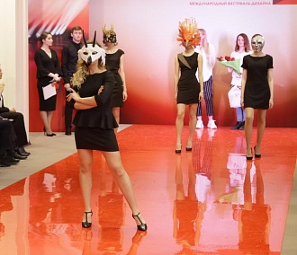 Страшные маски и платья с лицами показали на фестивале «Красный проспект»