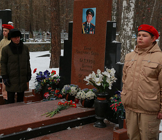 100 лет герою: мэр Локоть возложил цветы к могиле Дмитрия Бакурова