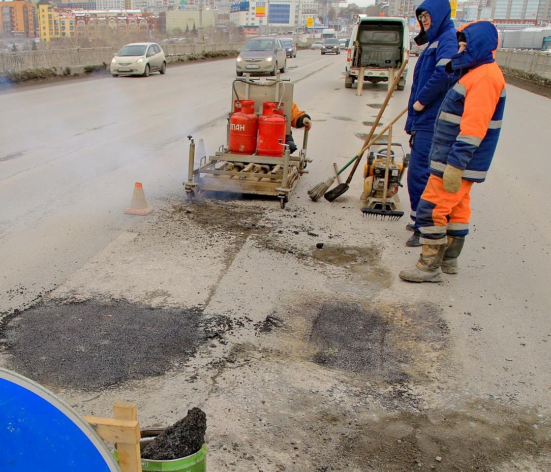 15 тонн холодного асфальта засыпали в ямы на дорогах Новосибирска