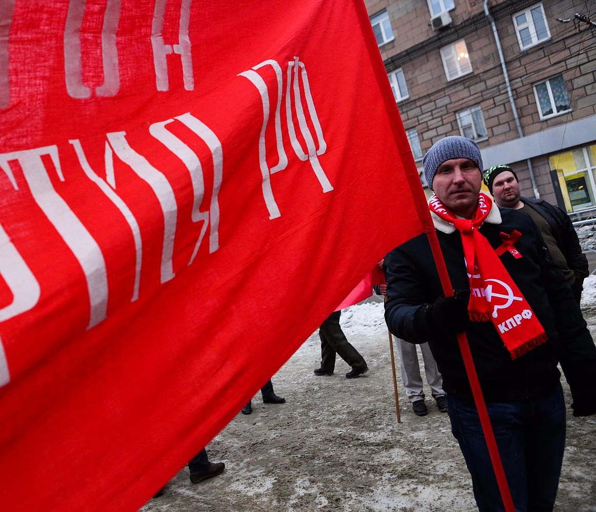 Флаг в ночи и Ленин под снегом: демонстрация 7 ноября