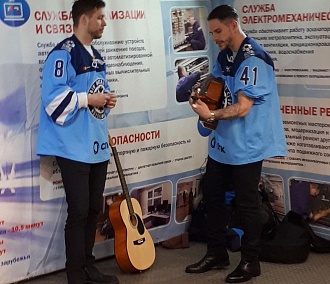 Хоккеисты «Сибири» сыграли «Батарейку» в метро Новосибирска