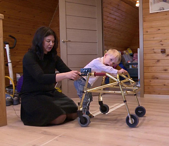 Год семьи: новосибирская пара воспитывает усыновлённого малыша с ДЦП