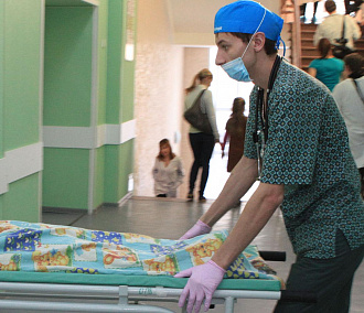 Абызов предложил оборудовать больницы местами для курения
