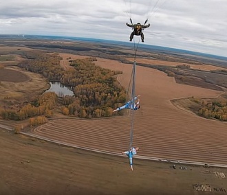 Гимнастки сели на шпагат на высоте 600 метров над Новосибирском
