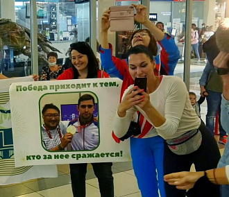 Звезду Паралимпиады Максима Шабурова встретили в аэропорту Толмачёво