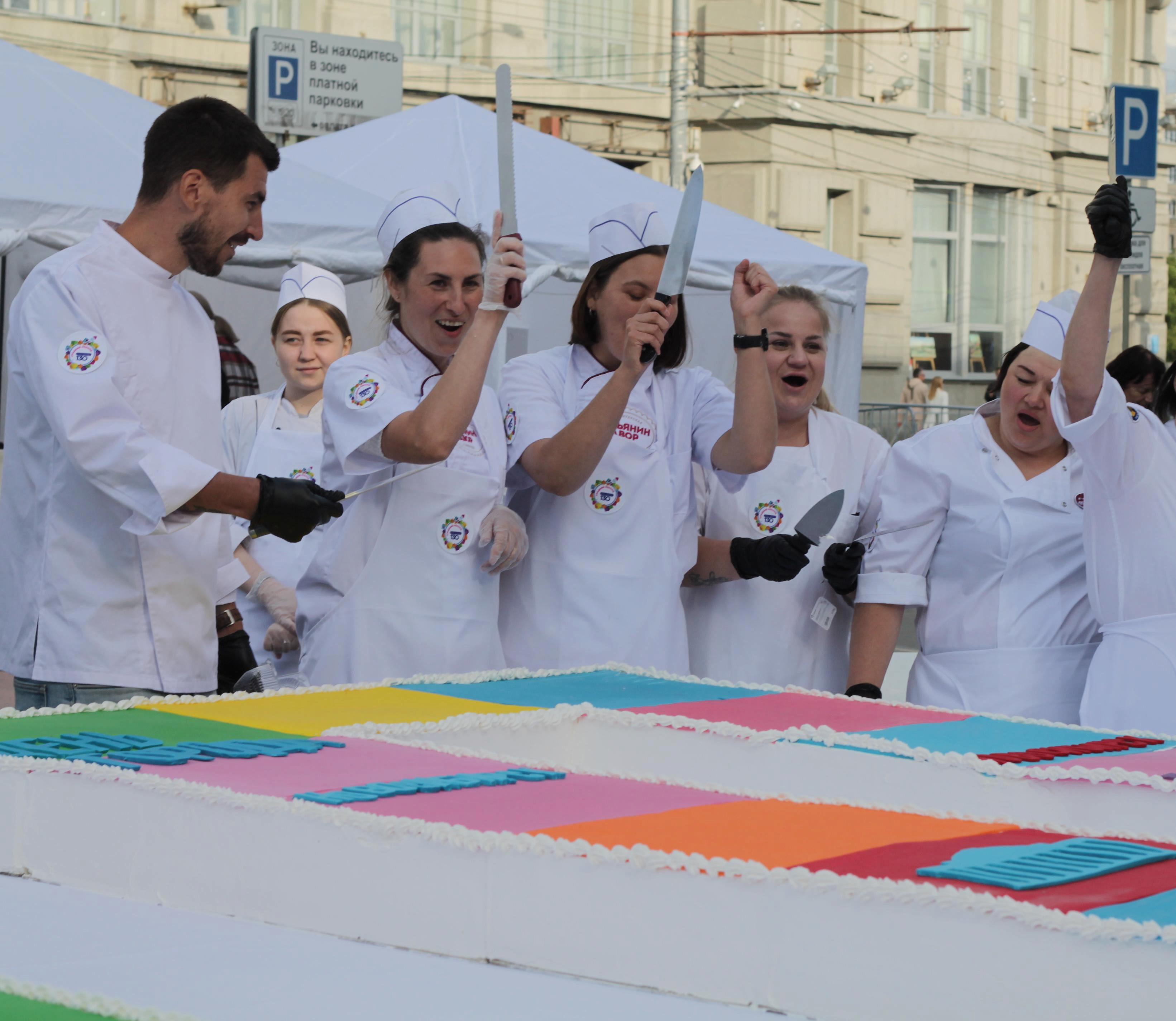 Гигантский торт по случаю Дня города приготовили на площади Ленина