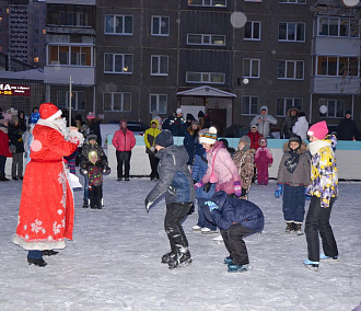 Снегурочка и Дед Мороз встанут на коньки в Новосибирске