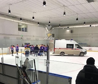 Вратарь умер во время хоккейного матча в Новосибирске