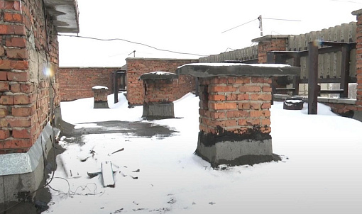 Прохудившаяся крыша после оттепели вызвала потоп в доме на Есенина
