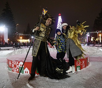 Главная ёлка Новосибирска: сказочную площадь открыли у оперного